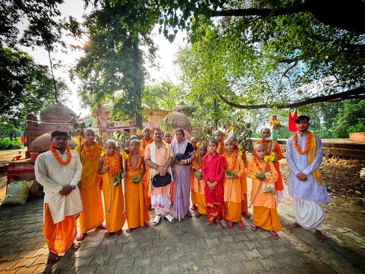 Enfants du Gurukul en étude védique