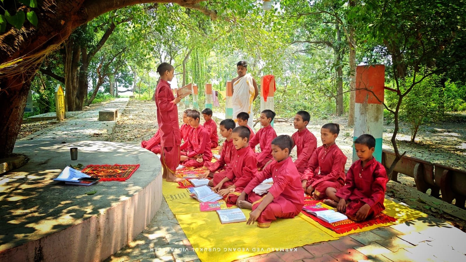 Élèves en classe au Gurukul